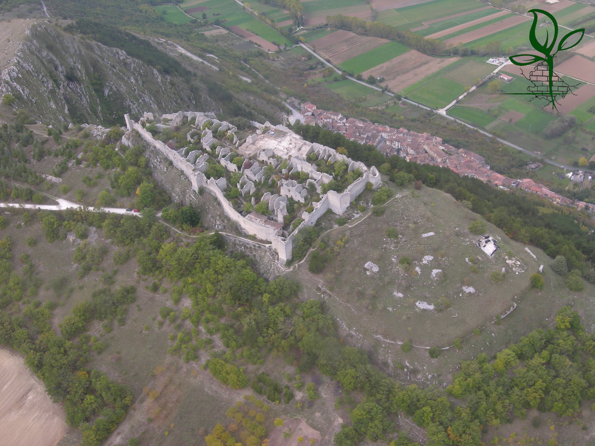 Castello d'Ocre foto Semi sotto la pietra