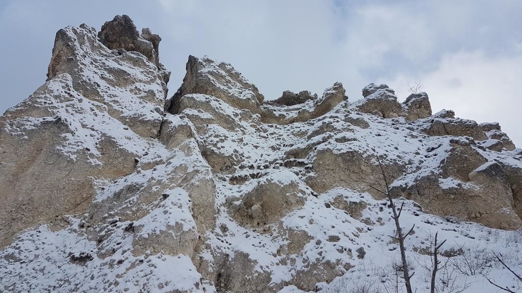 a La cosiddetta “Lamata” residui rocciosi, particolarmente bianchi, rivenienti da crolli, da spacchi e da erosioni eoliche