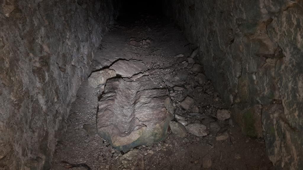 c L'interno dell'acquedotto a pietre maschiettate