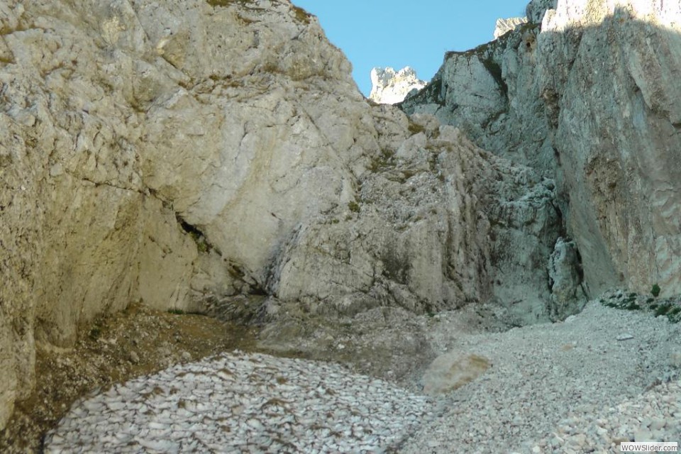 Il piccolo nevaio rimasto sotto il bacino di raccolta