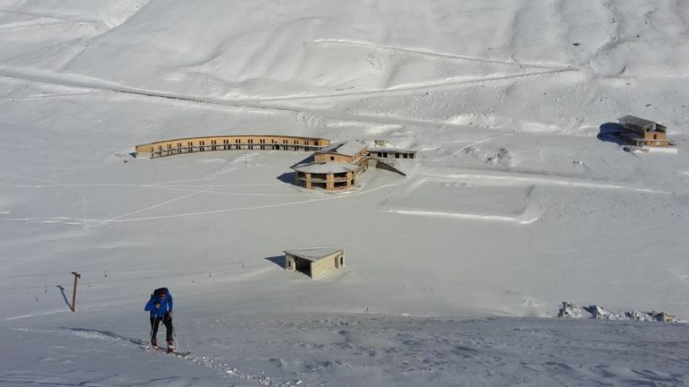 La Fossa di Paganica… C’ERA UNA VOLTA IL “CAMPO NEVADA” CON IL MOTEL VALPARADISO E IL RIFUGIO LUTETIA.