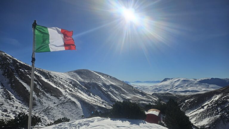 Il Tricolore è tornato a sventolare sull’ex Bivacco Giorgio Lubrano, oggi intitolato alla memoria di Piergiorgio Desiati, Tecnico del Soccorso Alpino e Speleologico della Stazione dell’Aquila